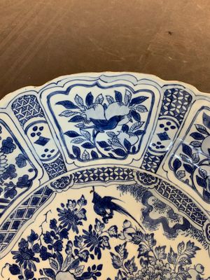 A large Chinese blue and white 'kraak' dish with birds among flowering branches, Wanli — foto 10