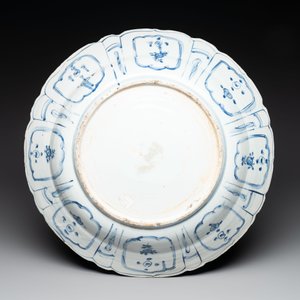 A large Chinese blue and white 'kraak' dish with birds among flowering branches, Wanli — foto 2
