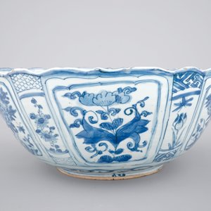 A large Chinese blue and white kraak porcelain bowl, Wan-Li, ca. 1600 — foto 3