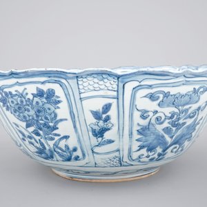 A large Chinese blue and white kraak porcelain bowl, Wan-Li, ca. 1600 — foto 4