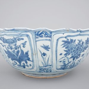 A large Chinese blue and white kraak porcelain bowl, Wan-Li, ca. 1600 — foto 6