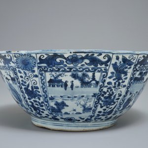 A large Chinese blue and white kraak porcelain bowl with figurative panels, Wanli — photo 7