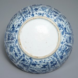 A large Chinese blue and white kraak porcelain bowl with figurative panels, Wanli — photo 8