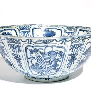A large Chinese blue and white kraak porcelain bowl with floral design, Wanli — 照片 1