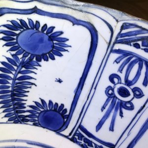 A large Chinese blue and white kraak porcelain bowl with floral design, Wanli — 照片 12