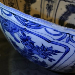 A large Chinese blue and white kraak porcelain bowl with floral design, Wanli — 照片 18