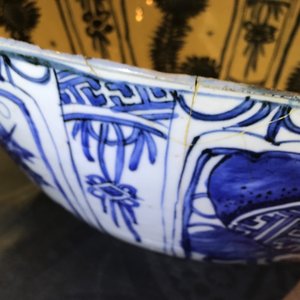 A large Chinese blue and white kraak porcelain bowl with floral design, Wanli — 照片 20
