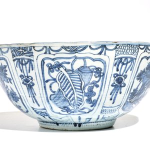 A large Chinese blue and white kraak porcelain bowl with floral design, Wanli — 照片 2