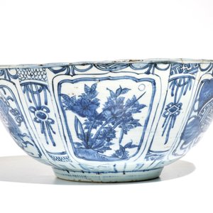 A large Chinese blue and white kraak porcelain bowl with floral design, Wanli — 照片 4