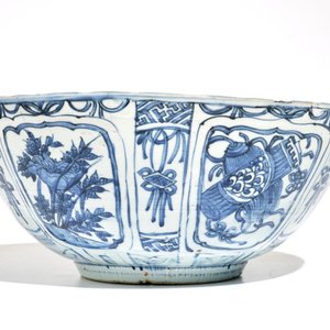 A large Chinese blue and white kraak porcelain bowl with floral design, Wanli — 照片 5