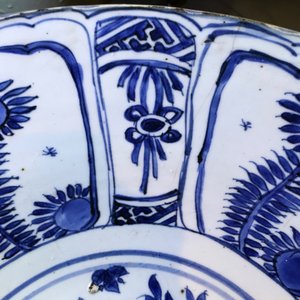 A large Chinese blue and white kraak porcelain bowl with floral design, Wanli — 照片 8