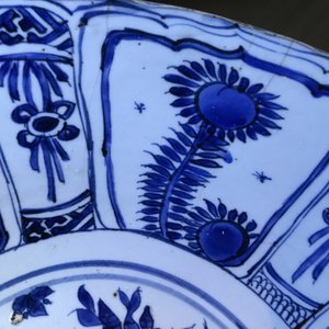 A large Chinese blue and white kraak porcelain bowl with floral design, Wanli — 照片 9