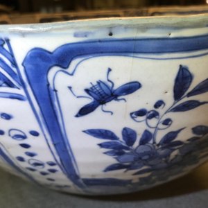 A large Chinese blue and white kraak porcelain bowl with floral design, Wanli — photo 19