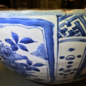 A large Chinese blue and white kraak porcelain bowl with floral design, Wanli — photo 20