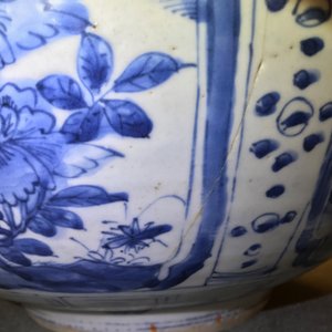 A large Chinese blue and white kraak porcelain bowl with floral design, Wanli — photo 21