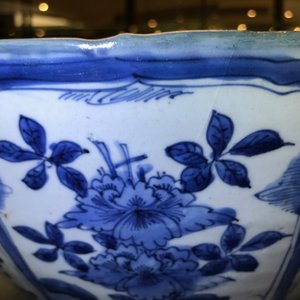 A large Chinese blue and white kraak porcelain bowl with floral design, Wanli — photo 22