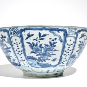 A large Chinese blue and white kraak porcelain bowl with floral design, Wanli — photo 3