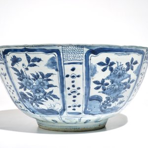 A large Chinese blue and white kraak porcelain bowl with floral design, Wanli — photo 4