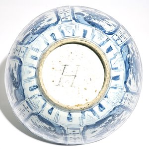 A large Chinese blue and white kraak porcelain bowl with floral design, Wanli — photo 6
