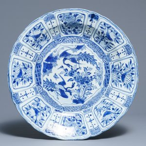 A large Chinese blue and white kraak porcelain charger with peacocks, Wanli — 照片 1