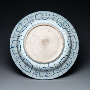 A large Chinese blue and white kraak porcelain dish with a jardinière, Wanli — 照片 2