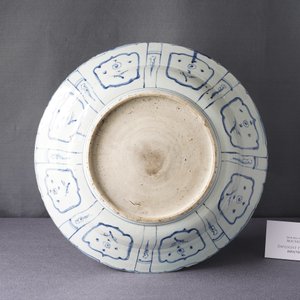 A large Chinese blue and white kraak porcelain dish with a jardinière, Wanli — 照片 4
