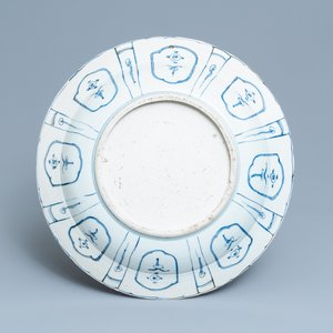 A large Chinese blue and white kraak porcelain dish with a mythical beast, Wanli — 照片 2