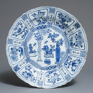 A large Chinese blue and white kraak porcelain dish with an arrangement of vases, Wanli — photo 1