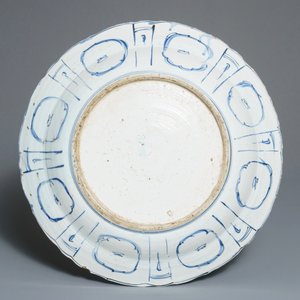 A large Chinese blue and white kraak porcelain dish with an arrangement of vases, Wanli — photo 2