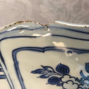 A large Chinese blue and white kraak porcelain dish with an arrangement of vases, Wanli — photo 3