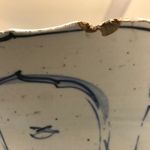 A large Chinese blue and white kraak porcelain dish with an arrangement of vases, Wanli — photo 4