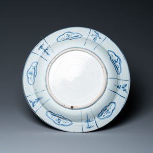 A large Chinese blue and white kraak porcelain dish with figures in a landscape, Wanli — 照片 2