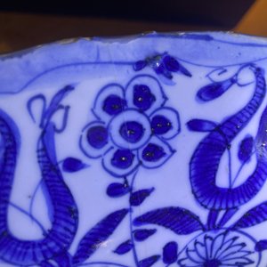 A large Chinese blue and white kraak porcelain dish with figures in a landscape, Wanli — 照片 3
