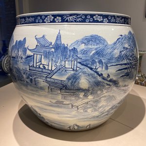 A large Chinese blue and white 'landscape' fish bowl, Qianlong — photo 15