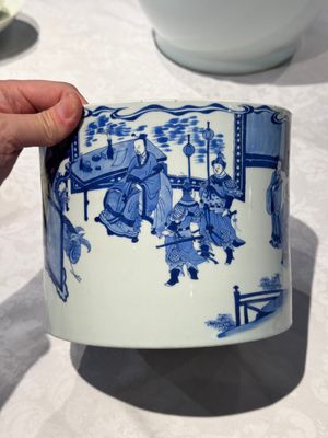 A large Chinese blue and white 'Li Jing Qu Qi 李靖娶妻' brush pot, 19th C. — photo 1