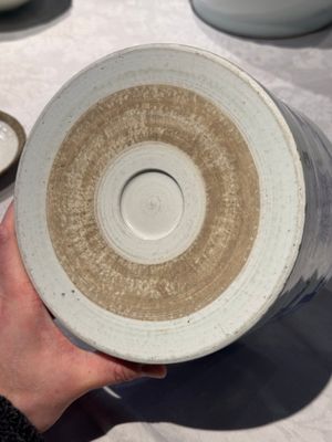 A large Chinese blue and white 'Li Jing Qu Qi 李靖娶妻' brush pot, 19th C. — photo 14