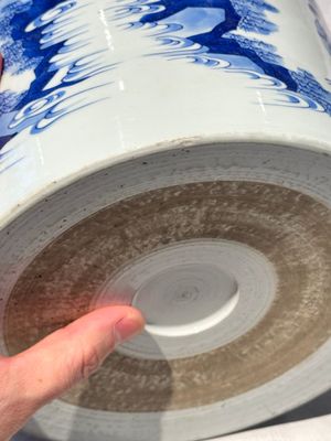 A large Chinese blue and white 'Li Jing Qu Qi 李靖娶妻' brush pot, 19th C. — photo 16
