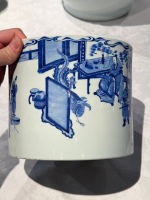 A large Chinese blue and white 'Li Jing Qu Qi 李靖娶妻' brush pot, 19th C. — photo 2