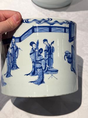 A large Chinese blue and white 'Li Jing Qu Qi 李靖娶妻' brush pot, 19th C. — photo 3