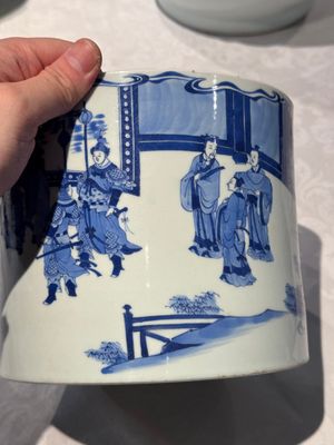 A large Chinese blue and white 'Li Jing Qu Qi 李靖娶妻' brush pot, 19th C. — photo 6