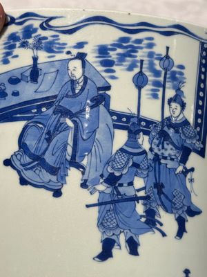 A large Chinese blue and white 'Li Jing Qu Qi 李靖娶妻' brush pot, 19th C. — photo 7