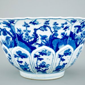 A large Chinese blue and white lobed and moulded bowl, Kangxi — photo 6