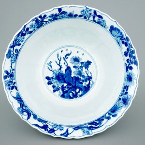 A large Chinese blue and white lobed and moulded bowl, Kangxi — photo 8