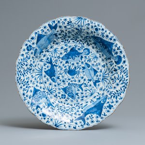 A large Chinese blue and white lobed dish with fish, Kangxi — 照片 1