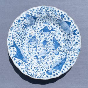 A large Chinese blue and white lobed dish with fish, Kangxi — 照片 3