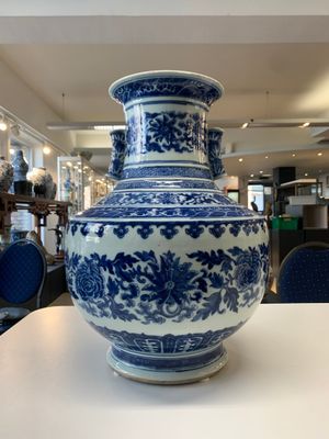 A large Chinese blue and white 'lotus and peony scroll' 'hu' vase, 19th C. — photo 1