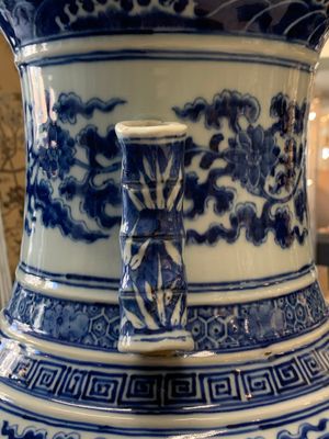 A large Chinese blue and white 'lotus and peony scroll' 'hu' vase, 19th C. — photo 19