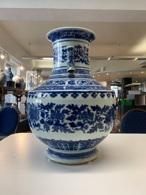 A large Chinese blue and white 'lotus and peony scroll' 'hu' vase, 19th C. — photo 2