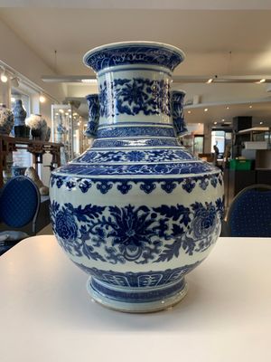 A large Chinese blue and white 'lotus and peony scroll' 'hu' vase, 19th C. — photo 3