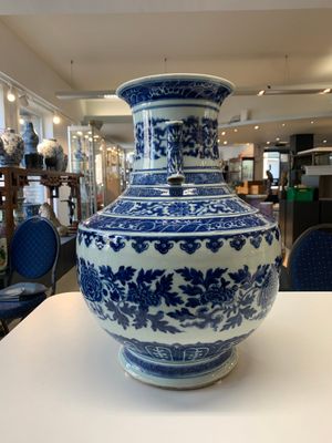 A large Chinese blue and white 'lotus and peony scroll' 'hu' vase, 19th C. — photo 4